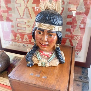 Busto femenino nativo americano de la colección Vintage Universal Statuary Corp.