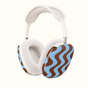 Puede incluir: Auriculares blancos de diadema con un diseño único. Los auriculares presentan un patrón ondulado marrón y azul claro brillante. La diadema y las almohadillas son blancas, creando un contraste llamativo. Diseñados para la comodidad y el estilo.