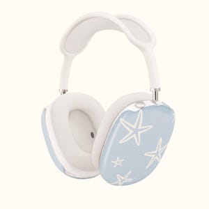 Puede incluir: Auriculares supraaurales blancos y azul claro. Los auriculares son de color azul claro con diseños de estrellas de mar blancas. La diadema y las almohadillas son blancas. Diseño moderno y minimalista.