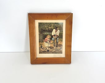 Cromolitografía antigua Primavera – Escena de granja rústica – Arte mural con marco de madera