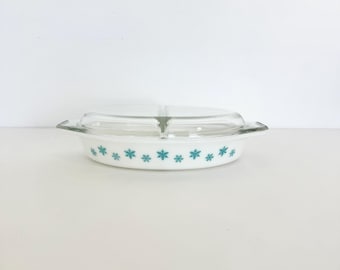 Vintage Pyrex Snowflake Divided Casserole with Lid – 1.5 Quart Turquoise Snowflake Pattern, Mid-Century Kitchenware
