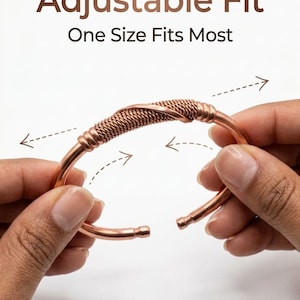 Op de afbeelding: Een koperkleurige metalen armband met een gedraaide draadstructuur aan de bovenzijde. De tekst "Adjustable Fit" en "One Size Fits Most" staat boven de armband, vergezeld van stippellijnpijlen die de flexibele opening van het sieraad aangeven.