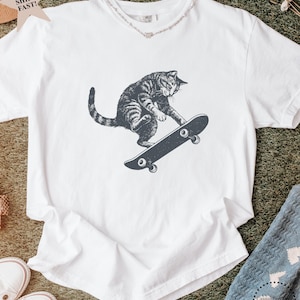 Camiseta de gato patinando, camiseta vintage de gato con colores cómodos, regalo divertido de cumpleaños para patinadores y amantes de los gatos. White