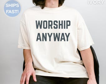 Camiseta cristiana "Adoración de todos modos", colores cómodos, ropa de fe, regalo cristiano inspirador, camiseta unisex con texto desgastado en negrita