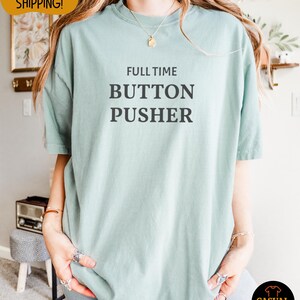 T-shirt met knoopsluiting, katoenen Comfort Colors®-T-shirt, cadeau voor collega's of broers en zussen