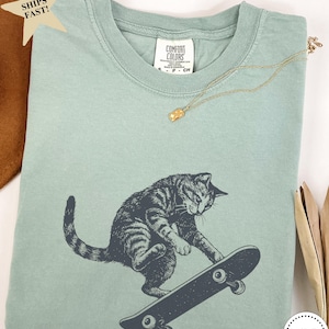 Camiseta de gato patinando, camiseta vintage de gato con colores cómodos, regalo divertido de cumpleaños para patinadores y amantes de los gatos. Bay