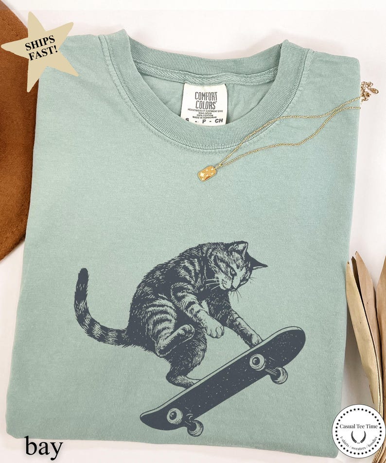 Camiseta de gato patinando, camiseta vintage de gato con colores cómodos, regalo divertido de cumpleaños para patinadores y amantes de los gatos. Bay