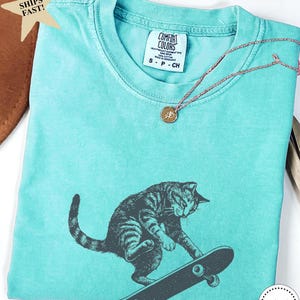 Camiseta de gato patinando, camiseta vintage de gato con colores cómodos, regalo divertido de cumpleaños para patinadores y amantes de los gatos. Chalky Mint