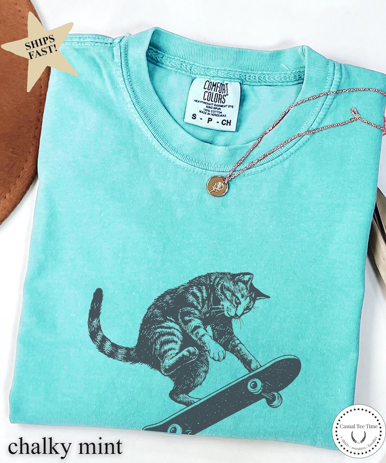Camiseta de gato patinando, camiseta vintage de gato con colores cómodos, regalo divertido de cumpleaños para patinadores y amantes de los gatos. Chalky Mint