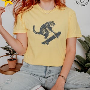 Camiseta de gato patinando, camiseta vintage de gato con colores cómodos, regalo divertido de cumpleaños para patinadores y amantes de los gatos. Butter