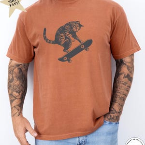 Camiseta de gato patinando, camiseta vintage de gato con colores cómodos, regalo divertido de cumpleaños para patinadores y amantes de los gatos. Yam