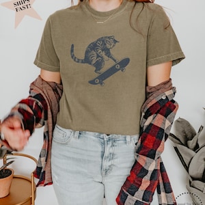 Camiseta de gato patinando, camiseta vintage de gato con colores cómodos, regalo divertido de cumpleaños para patinadores y amantes de los gatos. Khaki