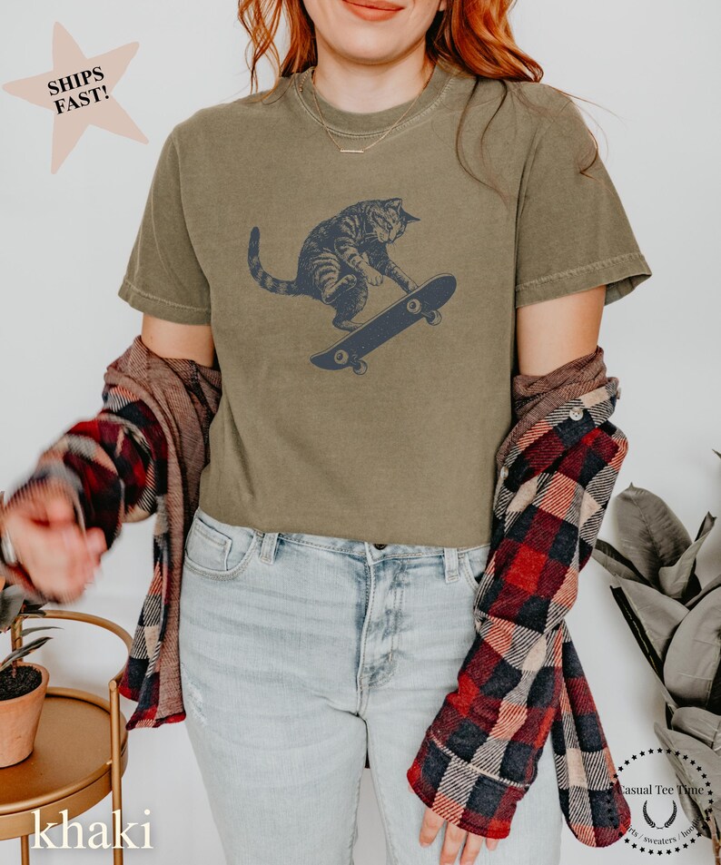 Camiseta de gato patinando, camiseta vintage de gato con colores cómodos, regalo divertido de cumpleaños para patinadores y amantes de los gatos. Khaki