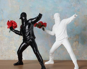 Banksy Man with Rose Resin Statue – Modern Street Art Inspired Figurine, Creative Urban Graffiti Sculpture for Home, Office, Living Room