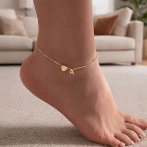 fotlänk med hjärtformad initial, fotlänk med personlig bokstav, hjärtsmycken, fotlänkspresent till kvinnor