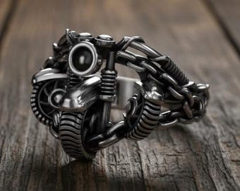 ユニークな925スターリングシルバーのメンズリング。バイクの刻印入り
