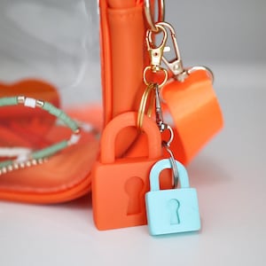 Llavero con candado grande y pequeño inspirado en la era de Showgirl: dije para bolso en naranja, morado brillante y menta