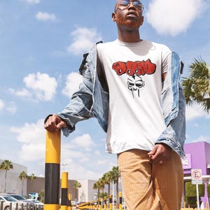 Maglietta grafica Graffiti MF DOOM per gli amanti dello stile urbano, abbigliamento streetwear, abbigliamento casual estivo, regalo per artisti, abbigliamento hip-hop