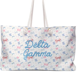 Bolsa de fin de semana de la hermandad Delta Gamma, bolso de viaje de estilo griego, bonito y coqueto regalo floral para universitarias, regalo de la hermandad Big Little.