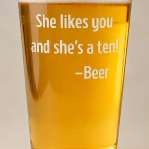 "Lustiges graviertes Pintglas - ""She Likes You & She's a 10"" Beer Spruch | Weißer Elefant Geschenk, Bier-Liebhaber-Barware, 16 Unzen Mischglas