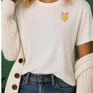 Kappa Delta Sorority Schwere Baumwolle Locket T-Shirt Griechisches Leben Grafik T-Shirt Süßes College-Mädchen Geschenk Große kleine Schwesternschaft Geschenk Sorority Shirt