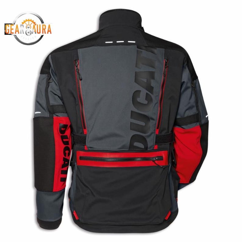 K&ouml;nnte beinhalten: Schwarze, graue und rote Motorradjacke mit dem Wort "DUCATI" auf dem R&uuml;cken und &Auml;rmel aufgedruckt. Die Jacke hat mehrere Rei&szlig;verschlusstaschen und reflektierende Akzente. Das Gear Aura-Logo befindet sich oben links.