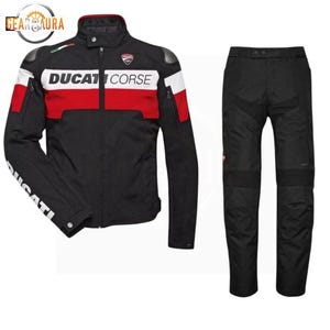 Può includere: Completo giacca e pantaloni da moto Ducati Corse neri e rossi. La giacca presenta strisce bianche e il logo Ducati Corse. I pantaloni sono neri a tinta unita. Il completo è progettato per andare in moto.