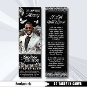 Puede incluir: Marcapáginas conmemorativo en blanco y negro con una foto de un hombre con traje, rosas y palomas. El texto dice "In Loving Memory" y "Jackson Johnson". El reverso tiene texto sobre una vida bien vivida.