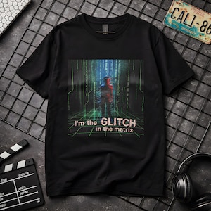 Glitch in the Matrix Shirt - Cyberpunk Grafik T-Shirt - Simulations Theory T-Shirt - Sci-Fi Coder & Programmierer Geschenk - Spiritualität Kleidung