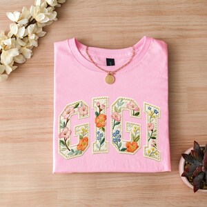 Benutzerdefinierte Mama Shirt, Floral Faux Patchwork Name Shirt, personalisierte Gigi Mimi Nana, passende Familie, Vintage Style, bis 3XL