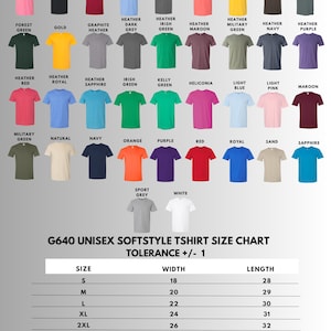 Pu&ograve; includere: Una tabella colori per t-shirt unisex G640 softstyle che mostra quarantadue magliette a maniche corte con le relative etichette, seguita da una tabella delle taglie dalla S alla 5XL con larghezza e lunghezza indicate in pollici.