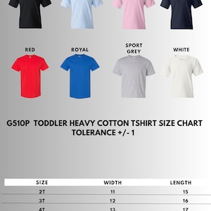 Pu&ograve; includere: Una collezione di otto magliette a maniche corte per bambini piccoli in nero, azzurro, rosa chiaro, blu navy, rosso, blu reale, grigio sportivo e bianco. L'immagine include una tabella delle taglie G510P per magliette in cotone pesante con misure.