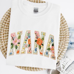 Mama Nana Gigi Mimi Shirt, Benutzerdefinierter Name unter Design, passendes Familienshirt, personalisiertes Geschenk