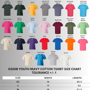 Pu&ograve; includere: Una tabella colori che mostra trentadue magliette a maniche corte in varie tonalit&agrave; tra cui cenere, azalea, nero, blu, carbone, giallo, marrone, verde, oro, grigio, blu navy, rosso, rosa, bordeaux e bianco, con una tabella taglie G500B.