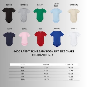 Pu&ograve; includere: Una tabella colori per body per neonati 4400 Rabbit Skins con dieci opzioni a maniche corte in nero, heather, kelly, azzurro, naturale, blu navy, rosa, rosso, royal e bianco. Una tabella elenca le taglie da NB a 24M con larghezza e lunghezza in cm.