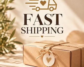 Op de afbeelding: Een rechthoekige bruine kartonnen doos vastgebonden met dun touw, voorzien van een klein rond wit label met een gouden hartillustratie. Boven de doos staat de tekst FAST SHIPPING in donkerbruin met een vrachtwagenicoon.