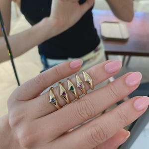 Anello con sigillo a forma di cuore in oro massiccio 10 carati, anello con pietra portafortuna a forma di cuore, delicato e raffinato, perfetto per tutti i giorni, anello a forma di cuore personalizzato con incisione, regalo minimalista per lei.