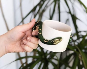 Taza de cerámica artesanal con forma de serpiente – Asa de serpiente de oro de 24 quilates