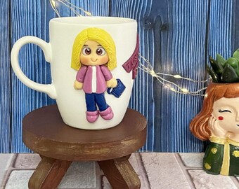 Personlig porslinsmugg – Handgjord polymerlera blond flicka med väska