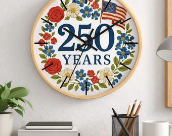 Zegar ścienny z wieńcem kwiatowym z okazji 250 lat Ameryki | Dekoracja rocznicowa USA | Zegar patriotyczny | Zegar ścienny z motywem amerykańskiej flagi | Prezent na Dzień Niepodległości