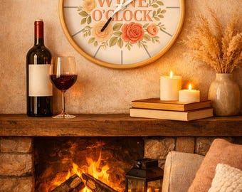 Floral Wine O'Clock Wanduhr | Rustikales Küchen Dekor | Wein-Liebhaber Geschenk | Süße Blumen Wand Kunst | Wohnkultur Geschenk