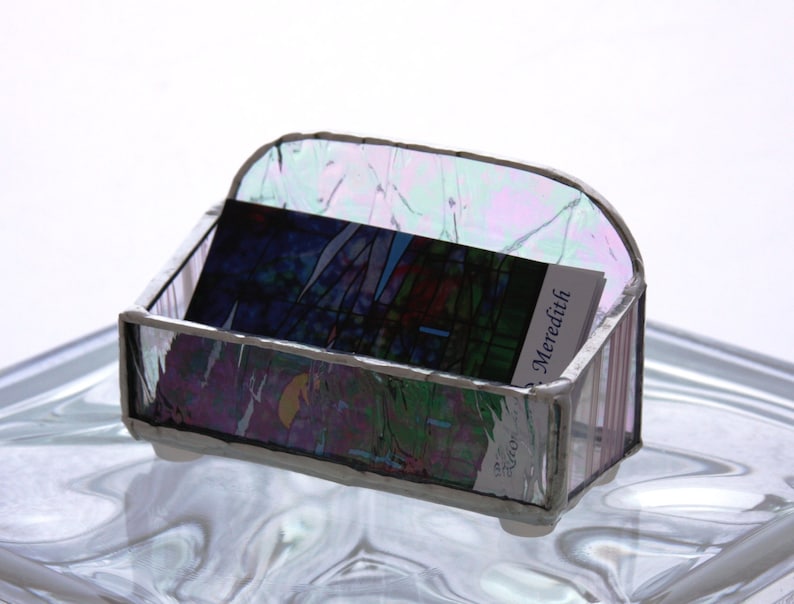 Peut inclure: Un porte-cartes de visite en verre avec du verre iridescent et une carte &agrave; l'int&eacute;rieur qui indique "Meredith".