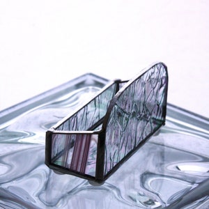 Peut inclure: Un porte-cartes de visite en verre teint&eacute; avec un motif violet et vert. Le porte-cartes est en verre et en m&eacute;tal.