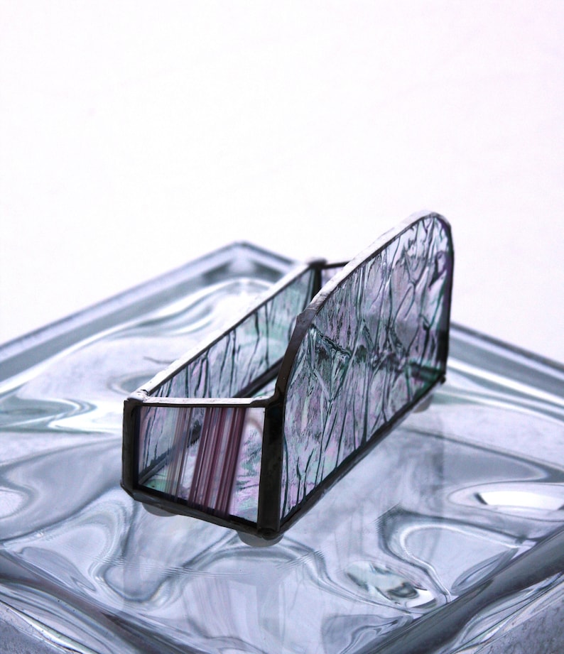Peut inclure: Un porte-cartes de visite en verre teint&eacute; avec un motif violet et vert. Le porte-cartes est en verre et en m&eacute;tal.