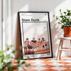 Può includere: Poster con cornice nera con la scritta "Slam Dunk" e personaggi anime. Il poster è appoggiato a un muro bianco. Una piccola pianta in vaso di terracotta è su uno sgabello bianco. Il pavimento ha un motivo a scacchi rossi e bianchi.