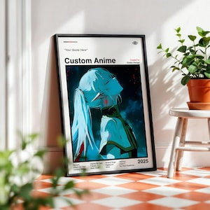 Puede incluir: Un póster enmarcado de "Custom Anime" con un personaje de anime de pelo turquesa y un acento rojo. El póster tiene el texto "Your Quote Here" en la parte superior y "Custom Anime" en negrita. Una pequeña planta en maceta de terracota está sobre un taburete blanco.