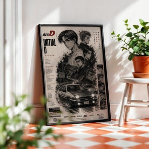 Può includere: Un poster con cornice nera che presenta il logo Initial D, testo in giapponese e un'illustrazione monocromatica di personaggi e un'auto sportiva su una strada tortuosa. L'opera include tratti dettagliati, ritratti e del testo.