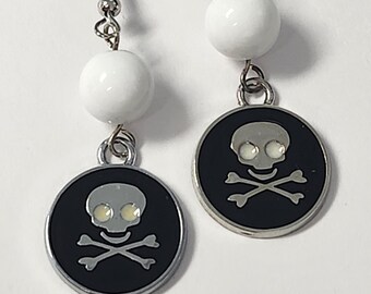 Handgefertigte Totenkopf-Ohrringe (in Rot oder Schwarz)