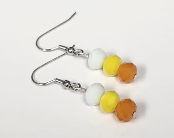 Halloween-Ohrringe, handgefertigt aus Rondellkristallen in den Farben Candy Corn (weiß, gelb, orange).