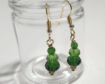 Handgefertigte Ohrringe in Form eines grünen Kristallbaums, perfekt für die Festtage, wahlweise mit gold- oder silberfarbenen Ohrhaken.